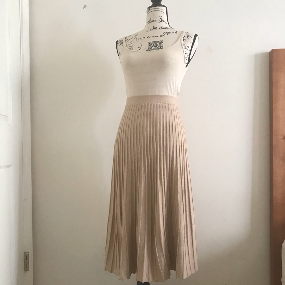 Pleated high waisted (knitted) midi skirt